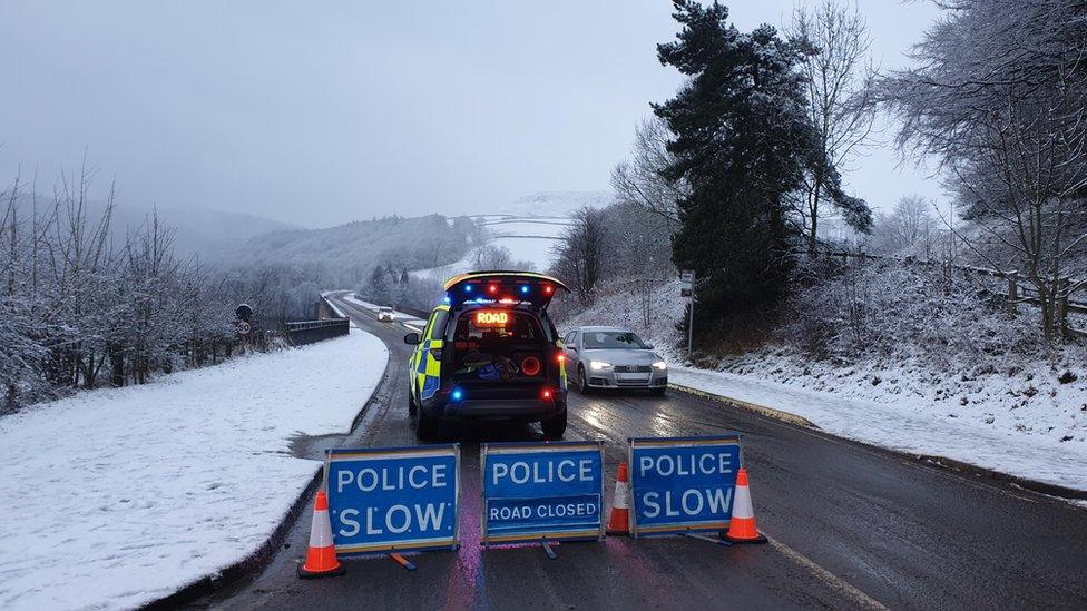 Snake Pass closed in the snow