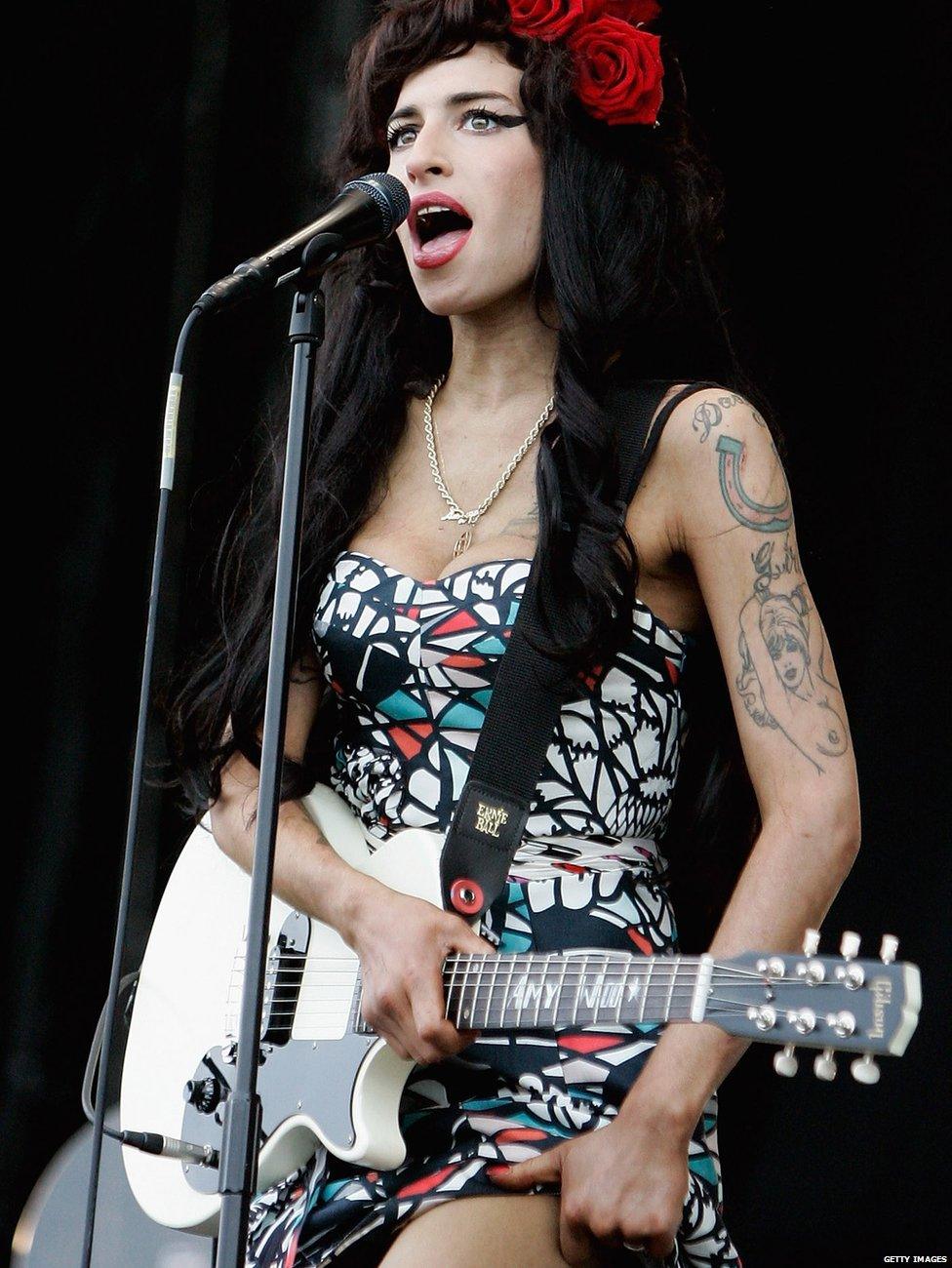 Amy Winehouse playing guitar