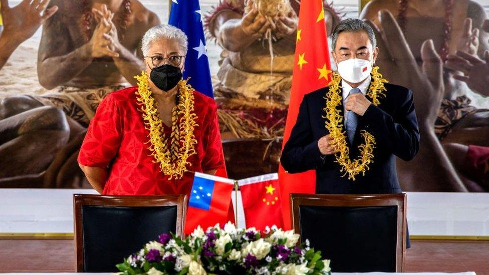 This picture released by the Samoa Observer on May 28, 2022 shows Chinese Foreign Minister Wang Yi (R) and Samoa Prime Minister Fiame Naomi Mataafa