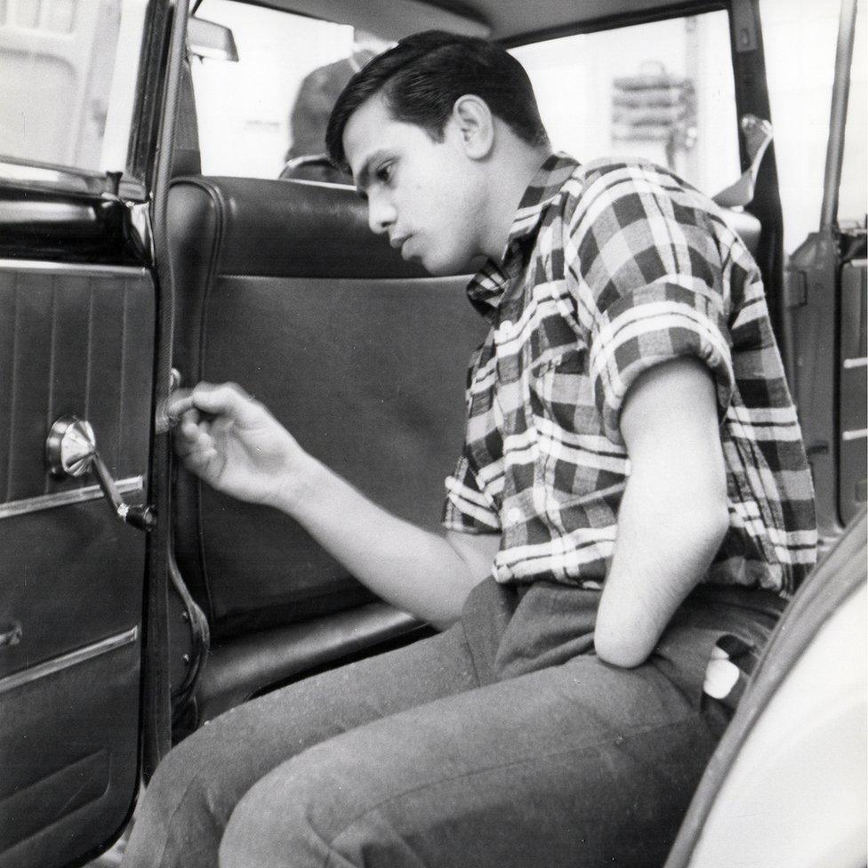 1969 arm amputee paints a car