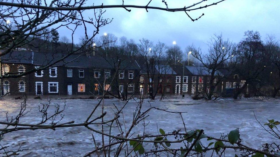 Yr afon Taf yn llifo drwy Trefforest, ger Pontypridd, fis Chwefror