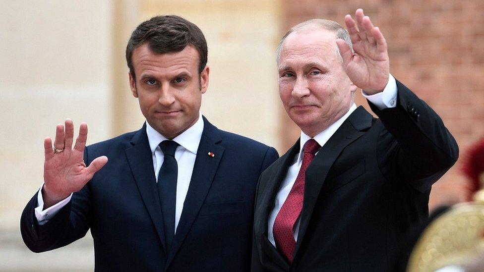 Emmanuel Macron and Vladimir Putin