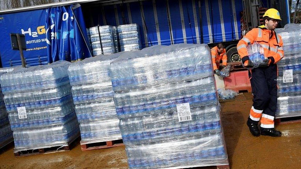 Water stations to distribute bottles of water are open in London