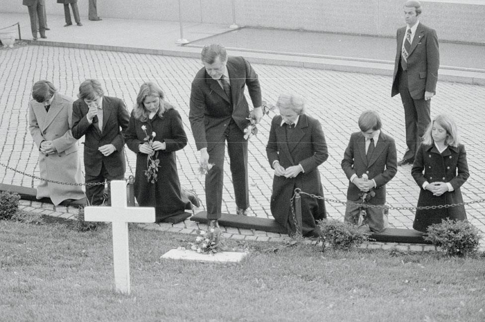 Family gather at Robert Kennedy's grave, 11 years later