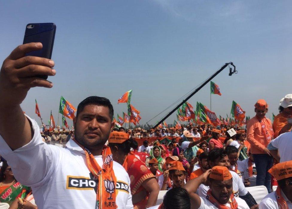 Modi rally selfie