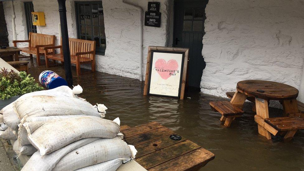 Llifogydd yn Llynpenmaen ger Dolgellau