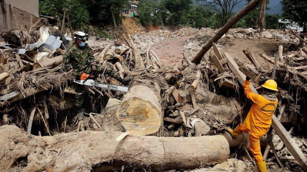 Soldiers and civil volunteers clean up debris in Mocoa, Colombia, 5 April 2017