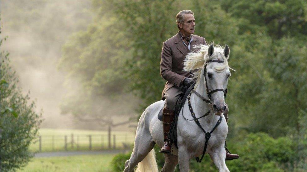 Jeremy Irons ar geffyl gwyn