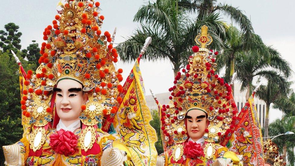 Taoist gods with huge headdresses