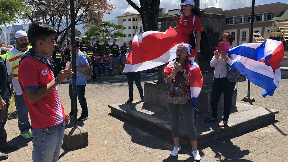 Miria Gómez speaking at an anti-immigrant rally