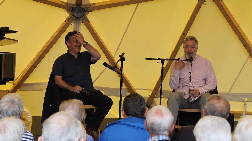 Rhys Meirion a Hywel Gwynfryn yn cael hwyl wrth drafod // Rhys Meirion and Hywel Gwynfryn having fun on stage during a discussion