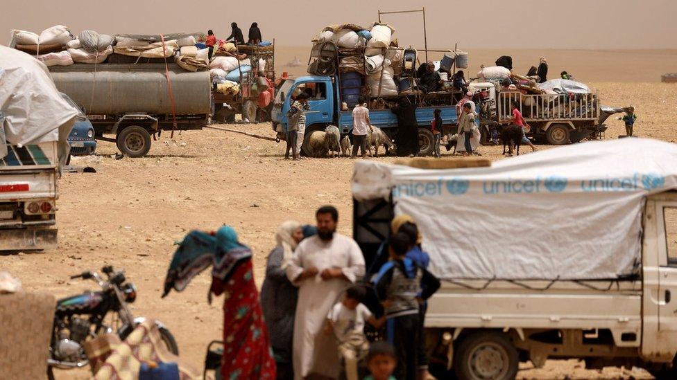 People who fled Raqqa city gather at a camp near Ain Issa, Raqqa province, Syria (19 May 2017)