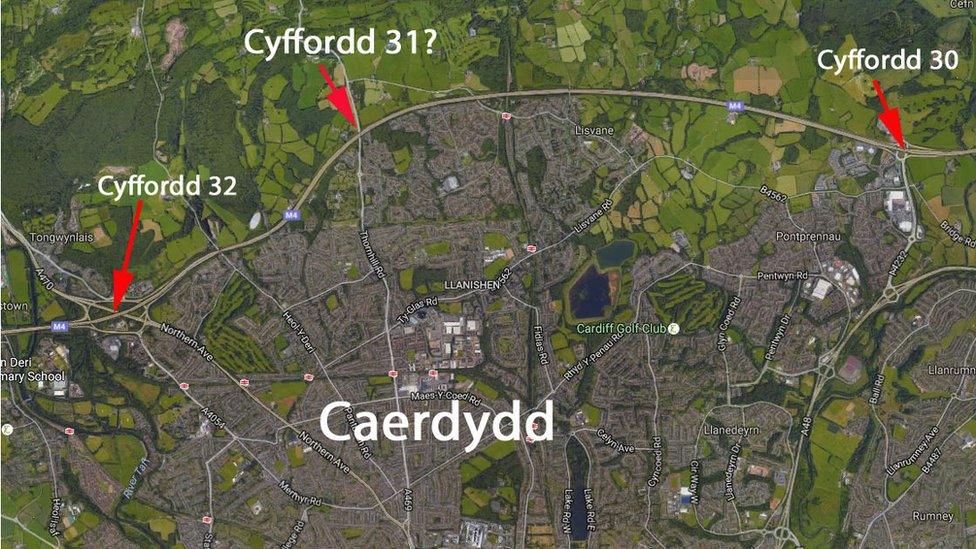 Cyffordd 32 (Coryton) ar y chwith yn arwain at gyffordd 30 (Porth Caerdydd) ar y dde