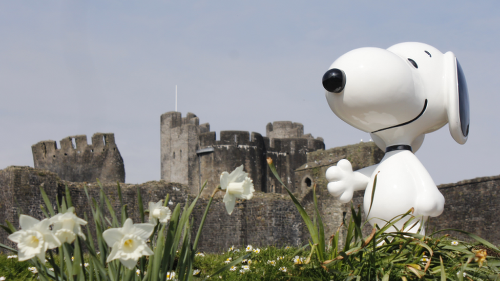 Snoopy in front of Caerphilly castle