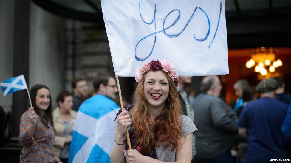 Scottish voter holding 'yes' flag