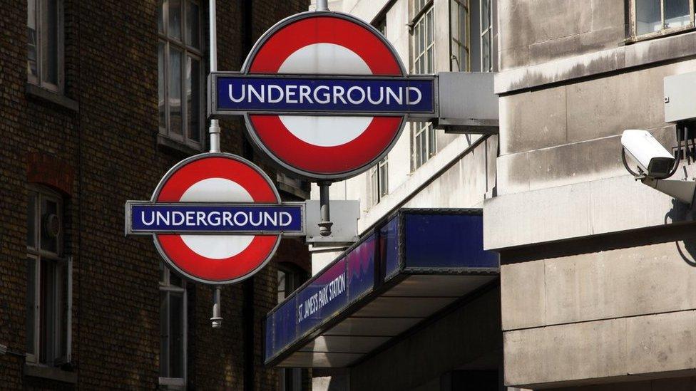 Tube roundel