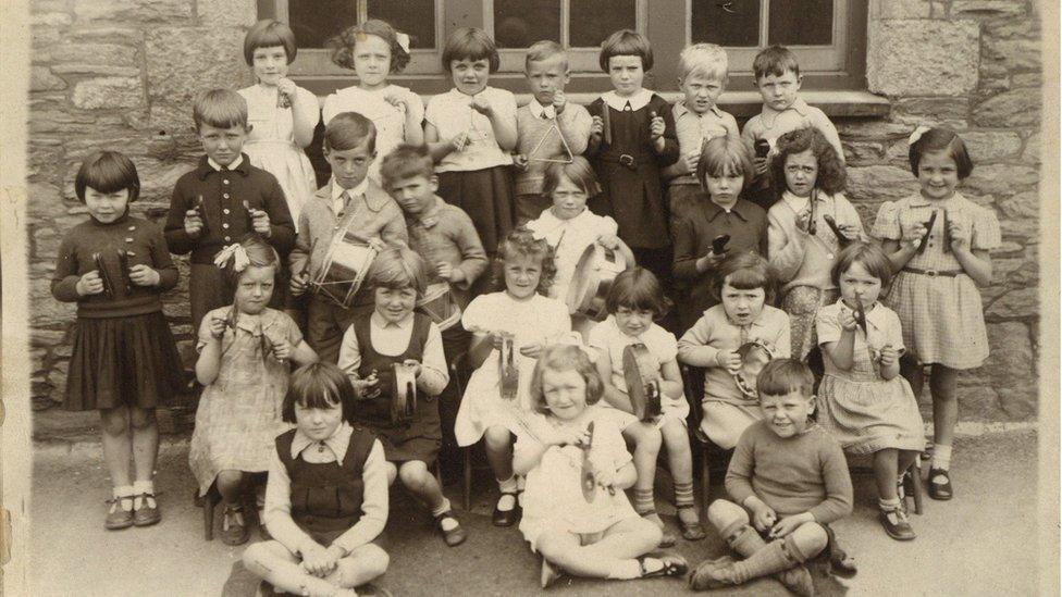 Plant Ysgol y Parc yn chwarae offerynnau. Caergybi, Ynys Môn, 1920.