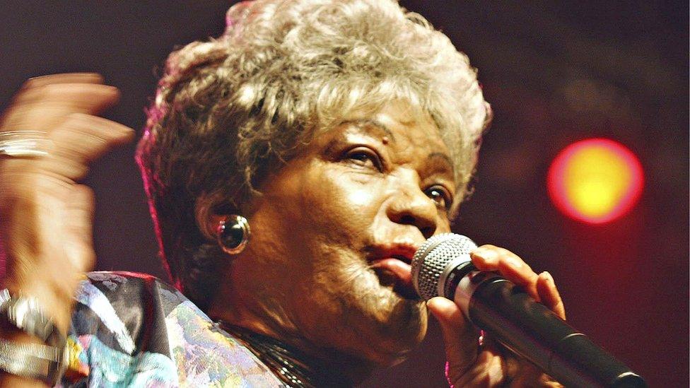 Thandi Klaasen: Tributes for South African jazz star - BBC News