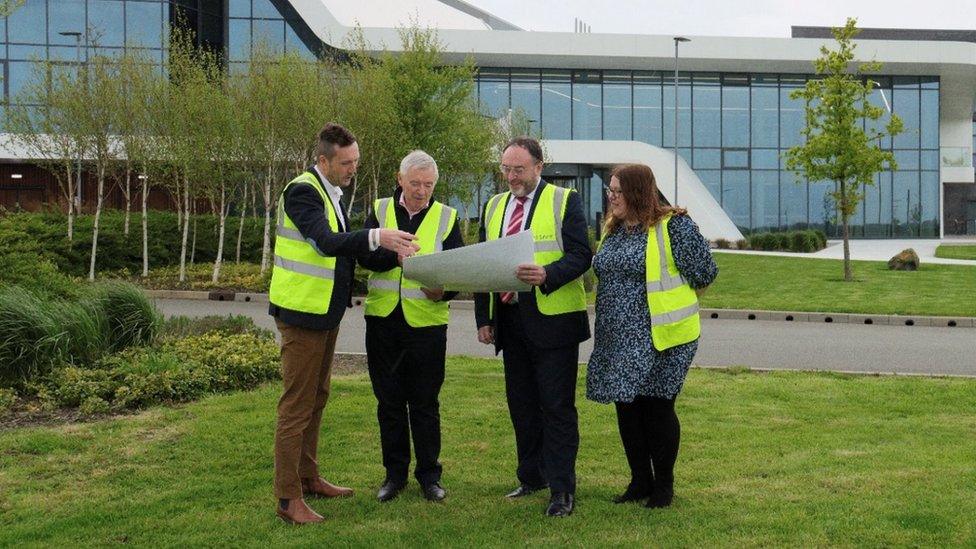 Pryderi ap Rhisiart (Rheolwr Gyfarwyddwr M-SParc), Ieuan Wyn Jones (Cadeirydd), Yr Athro Edmund Burke (Is-Ganghellor Prifysgol Bangor) a Dr Debbie Jones (Rheolwr Arloesi Carbon Isel, M-SParc)