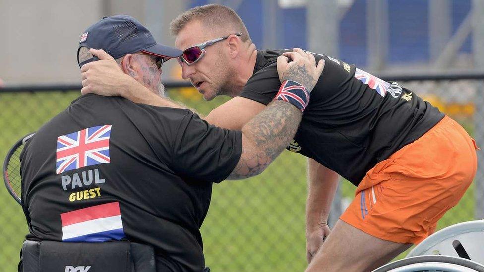 Paul Guest (l) speaks with his team-mate Edwin Vermetten