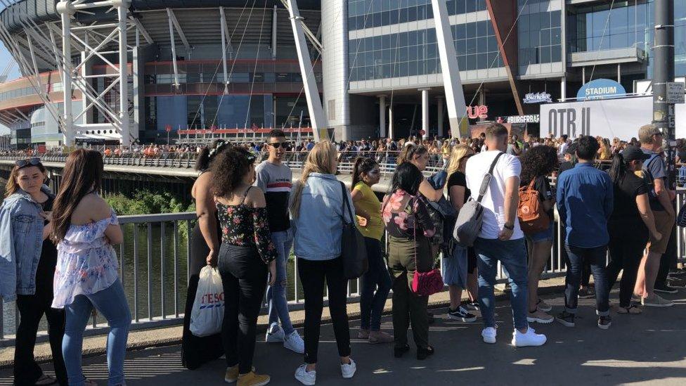 Photo of thousands of fans queuing in the sunshine