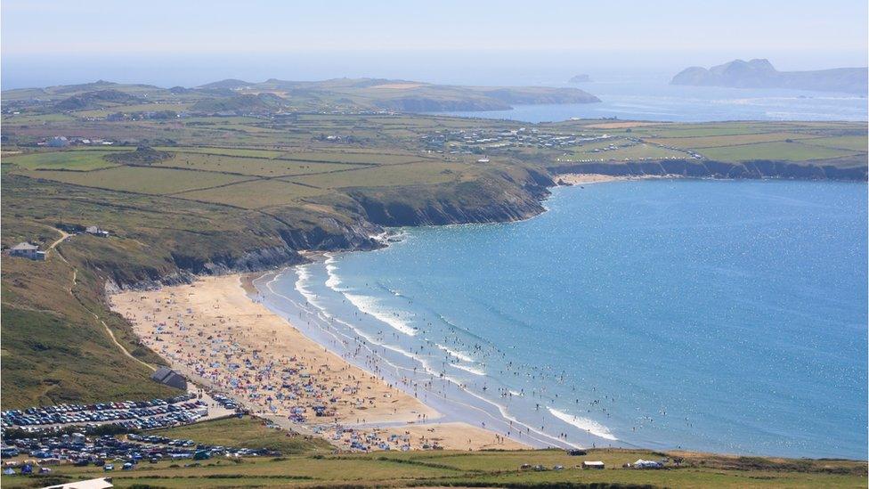 Traeth prysur Porth Mawr, Sir Benfro