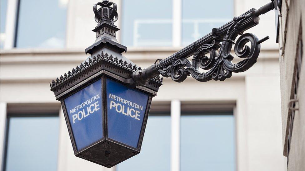 Met police sign