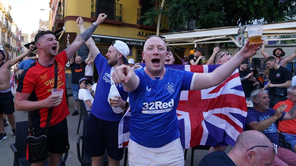 Rangers fans in Alameda de Hercules