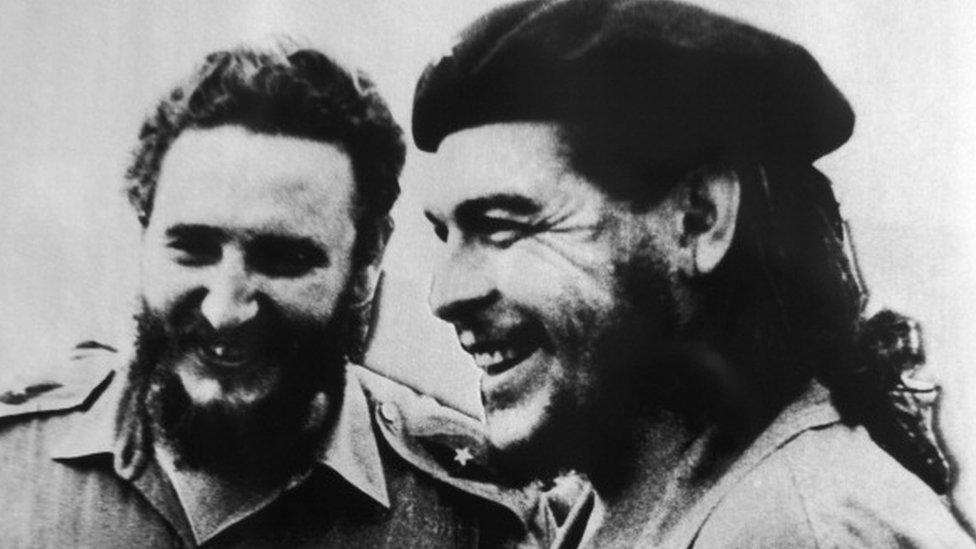 Fidel Castro a Che Guevara ar ol cipio llywodraeth Fulgencio Batista yn 1958