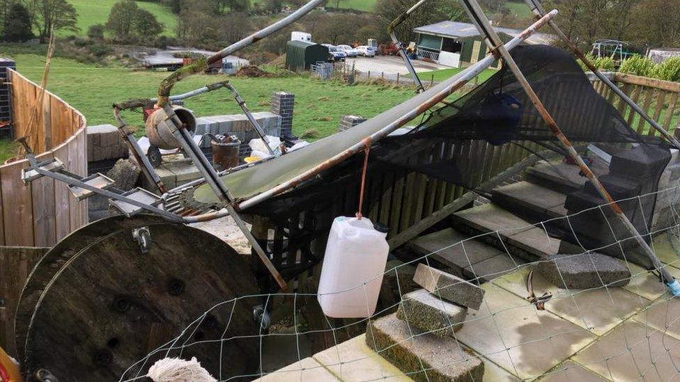 Bydd plant Allana Silvestri-Jones yn gorfod aros am ychydig cyn cael cyfle i chwarae ar eu trampolîn eto