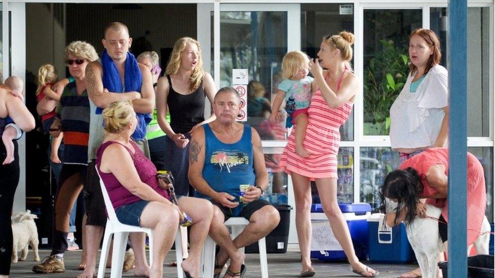 People at an evacuation centre at Murray Leisure Centre in Pinjarra, Western Australia (8 Jan 2016)