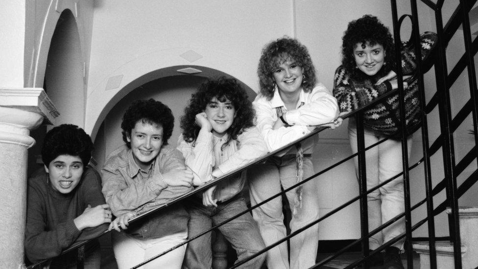 Y band Cwlwm o Lambed yn 1990. Roedd ganddyn nhw gyfres eu hunain ar Radio Cymru bob dydd Sadwrn. Ymysg yr aelodau mae Elin Jones (ail o'r chwith), sydd bellach yn Llywydd y Cynulliad, a Shân Cothi (canol) sy'n cyflwyno hyd heddiw