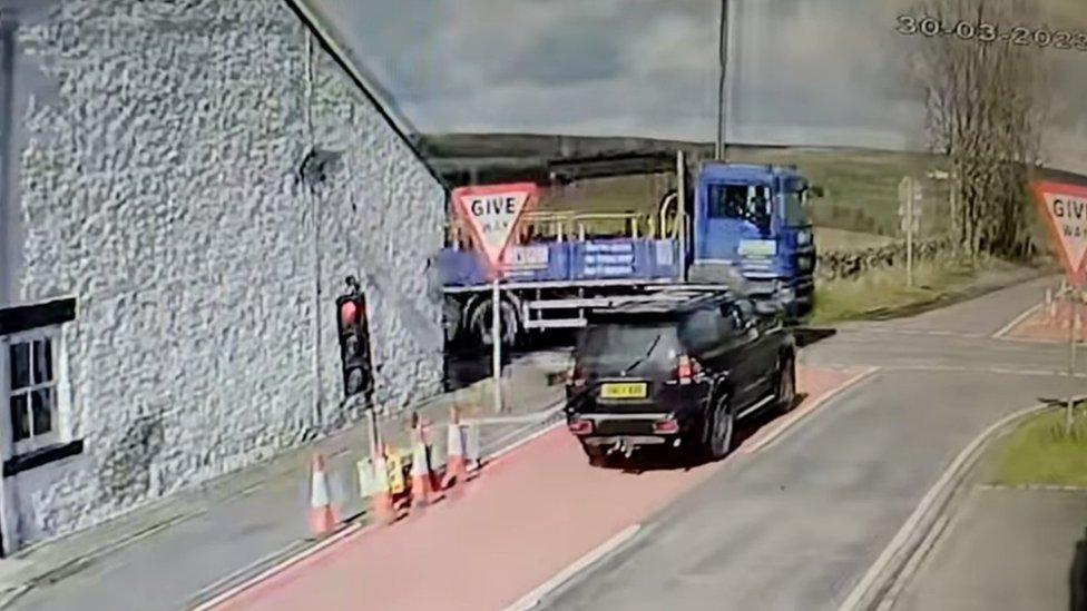 Car narrowly avoids lorry