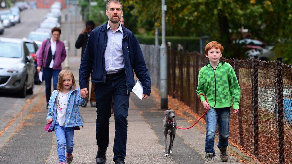 Voters arrive at Broomhill Primary School polling station to cast their vote on September 18, 2014 in Glasgow,