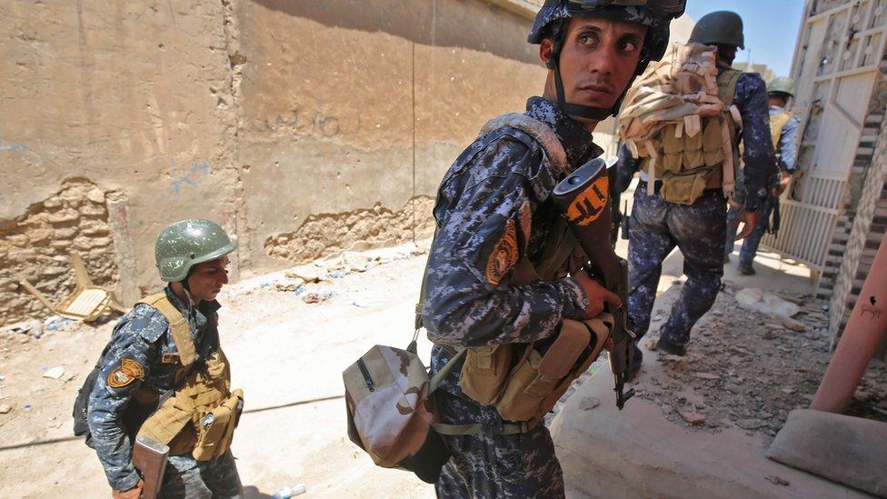 Members of Iraqi security forces advance on the Old City of Mosul (19 June 2017)