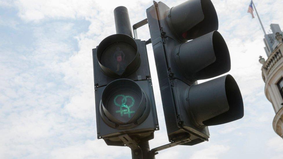 Female-symbol-on-traffic-light.