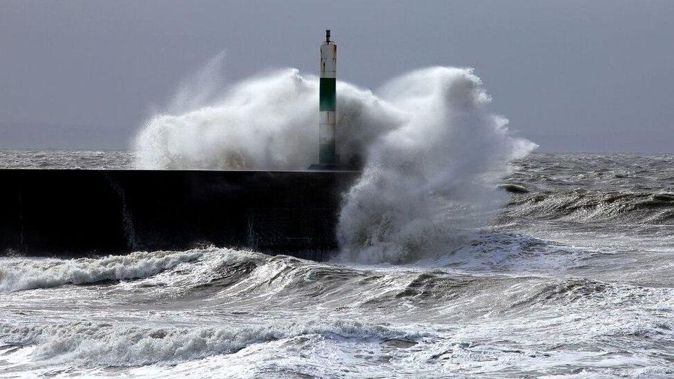 Storm 'Jake' yn corddi'r mor ger Aberystwyth