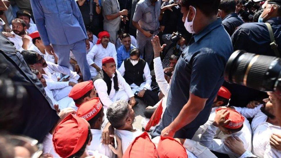 Former chief minister Akhilesh Yadav protesting in front of his house after he was not allowed to travel