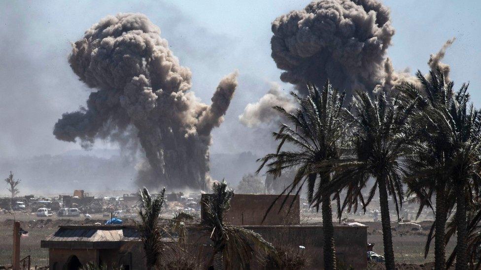 Smoke rises from tented encampment in eastern Syrian village of Baghuz (18 March 2019)