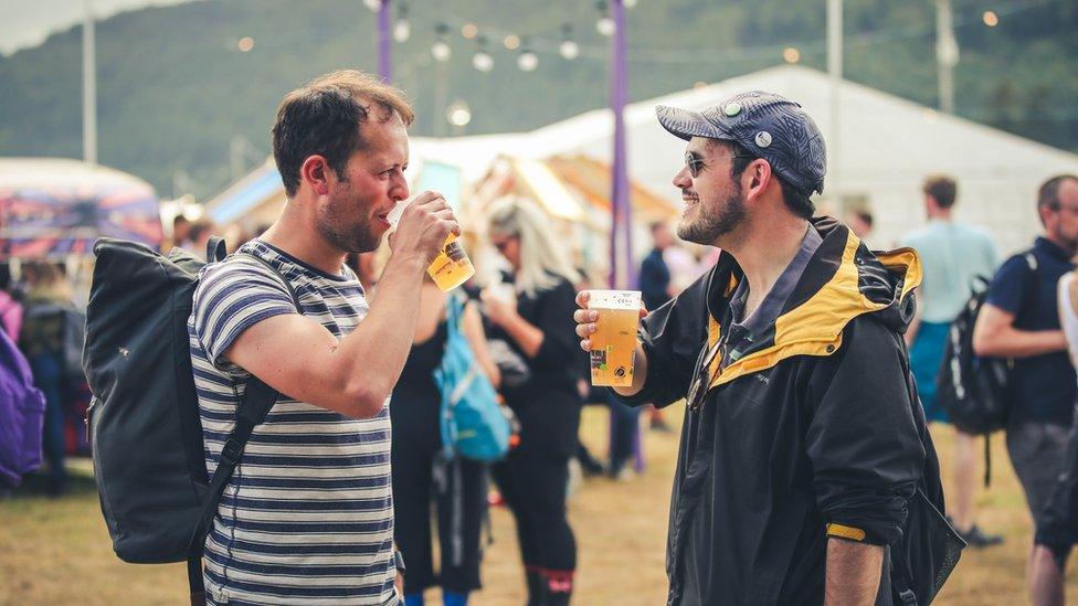 Dau yn cael peint ar y Maes // Two having a pint on the MAes