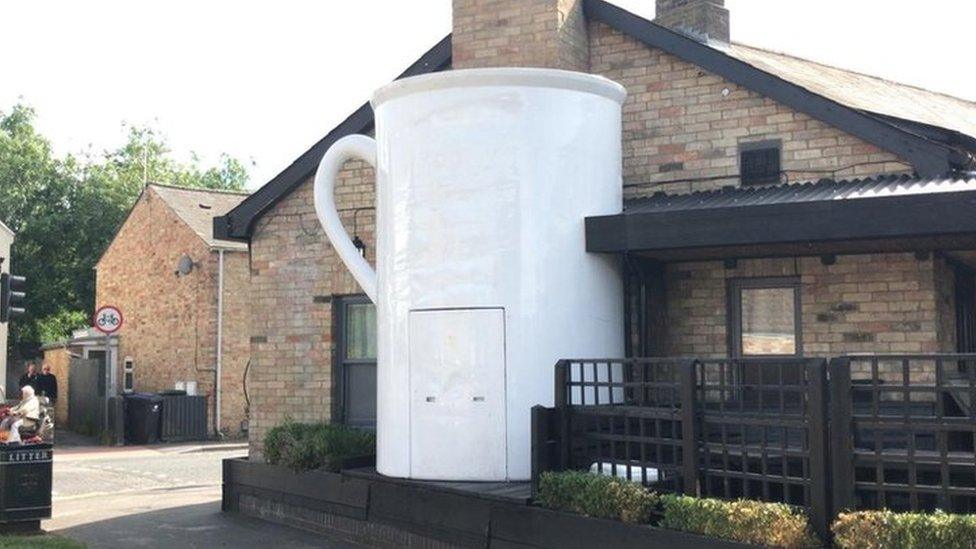 Tankard on side of the High Flyer pub in Ely