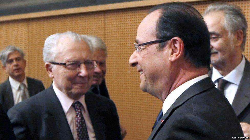 Jacques Delors (L) with Francois Hollande (file pic)