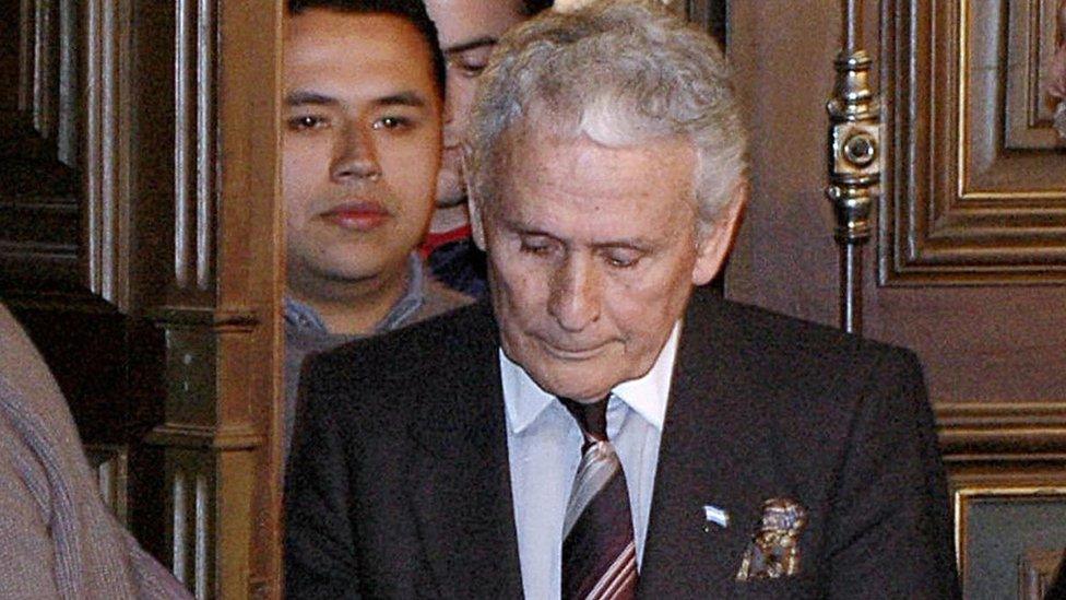 Miguel Etchecolatz (C), arrives for the opening hearings of his trial on abduction, torture and murder charges for his role during the 1976-1983 military dictatorship, the first such trial ever in Argentina, 20 June 2006 in La Plata.