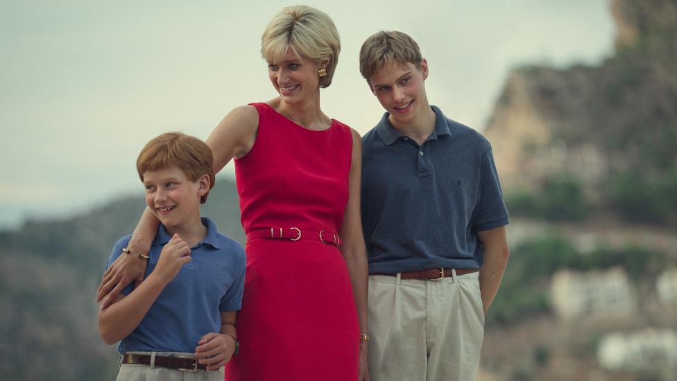 Fflyn Edwards, Elizabeth Debicki and Rufus Kampa in The Crown