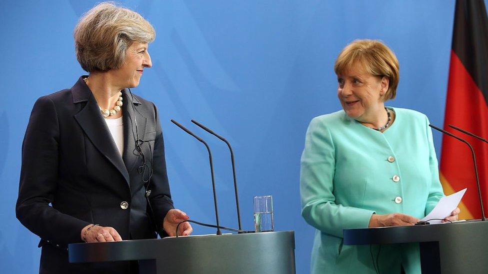 Theresa May (l) and Angela Merkel (r)