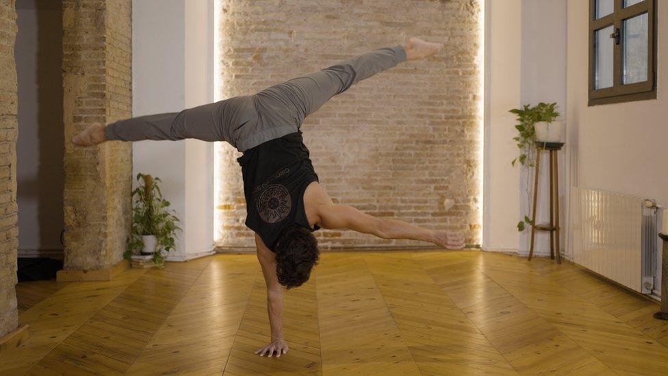 Nicolas Montes de Oca performing a single arm handstand