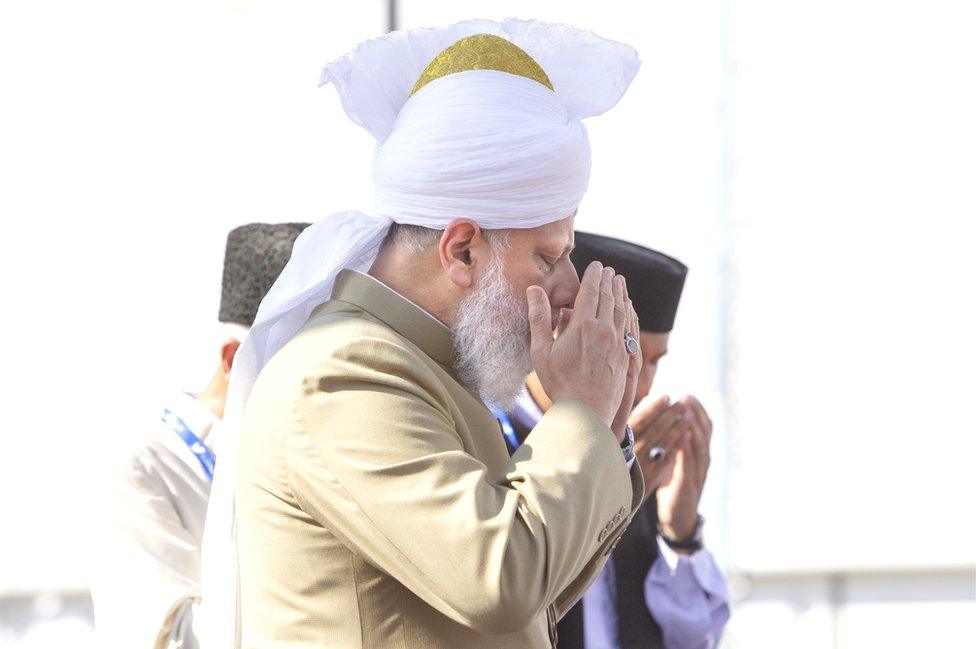 The caliph delivers five speeches about Islam at the Jalsa