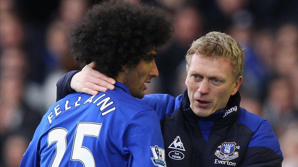 David Moyes congratulates Marouane Fellaini as he is substituted off against Fulham, 2012