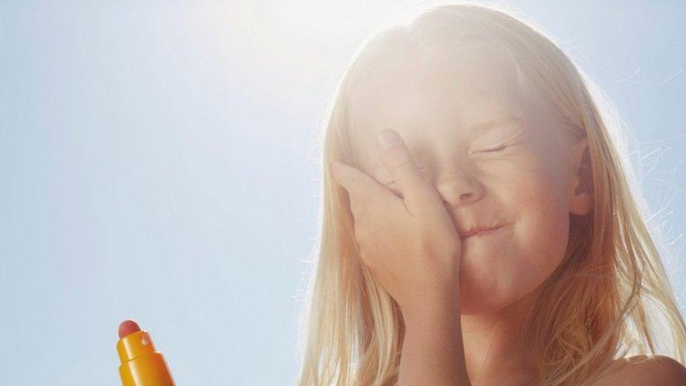 girl-holding-sunscreen.