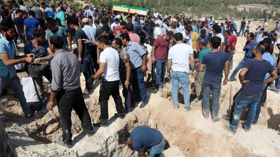 Crowds at burial plots during funerals for Gaziantep blast dead (21/08/2016)